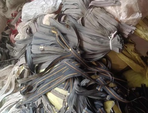 出售拉链，什么材质都有，现货十来吨