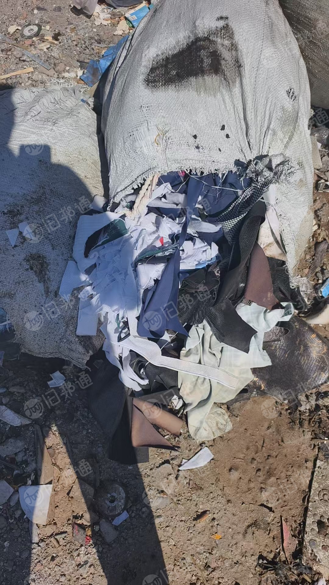 长期出售各种服装厂下来的废布统货，废布料，现货三四十吨