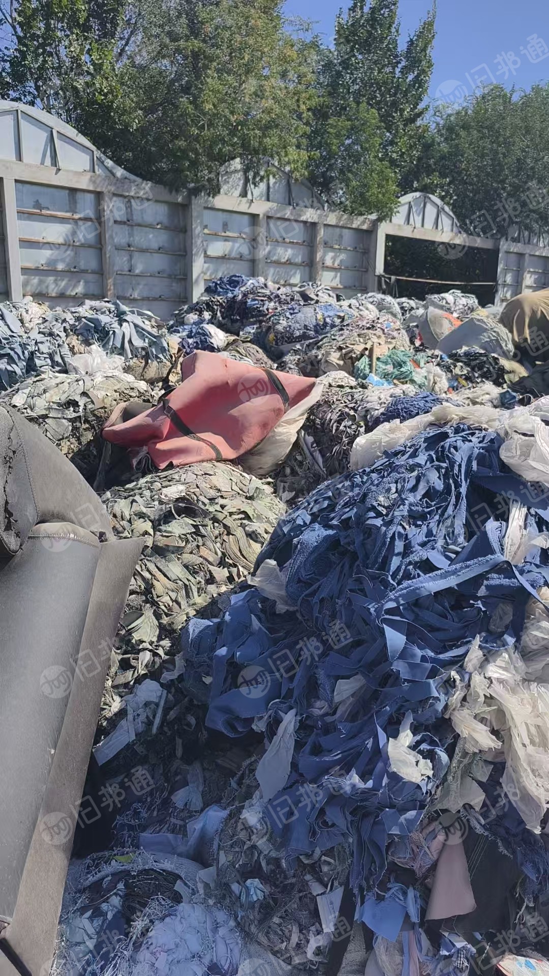 长期出售各种服装厂下来的废布统货，废布料，现货三四十吨