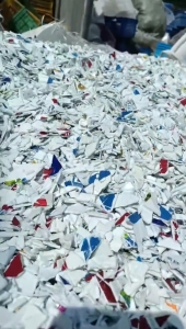 出售全新带字桶破碎料，丙桶破碎料，涂料桶破碎料