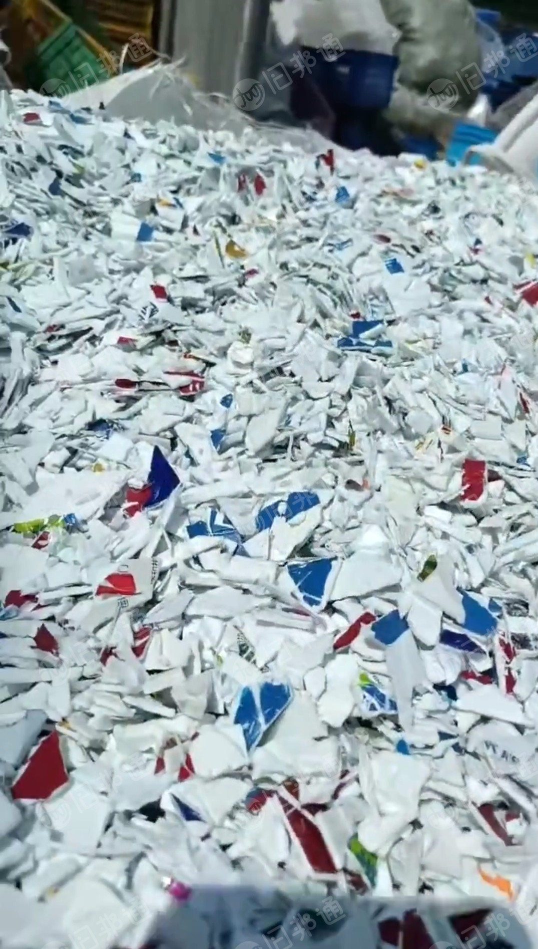 出售全新带字桶破碎料，丙桶破碎料，涂料桶破碎料