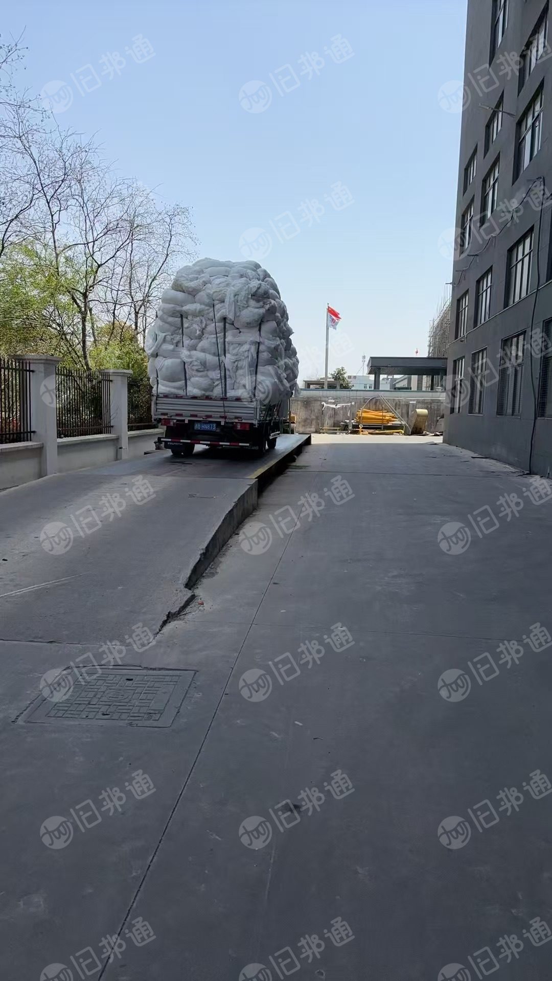 长期出售纯涤纶废布料，白色的和杂色的都有，现货9.6米一车，没有压包，在浙江绍兴