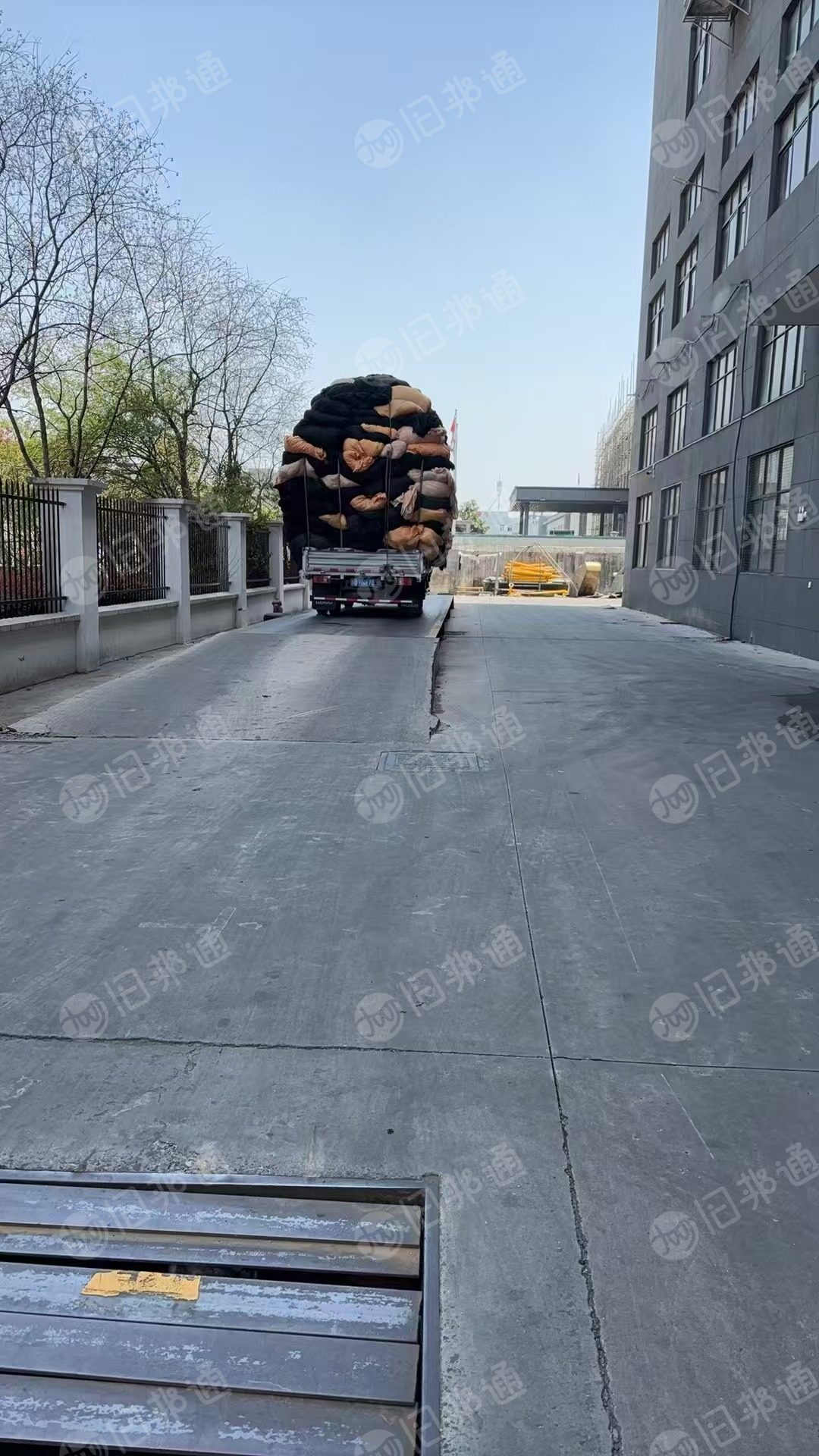 长期出售纯涤纶废布料，白色的和杂色的都有，现货9.6米一车，没有压包，在浙江绍兴