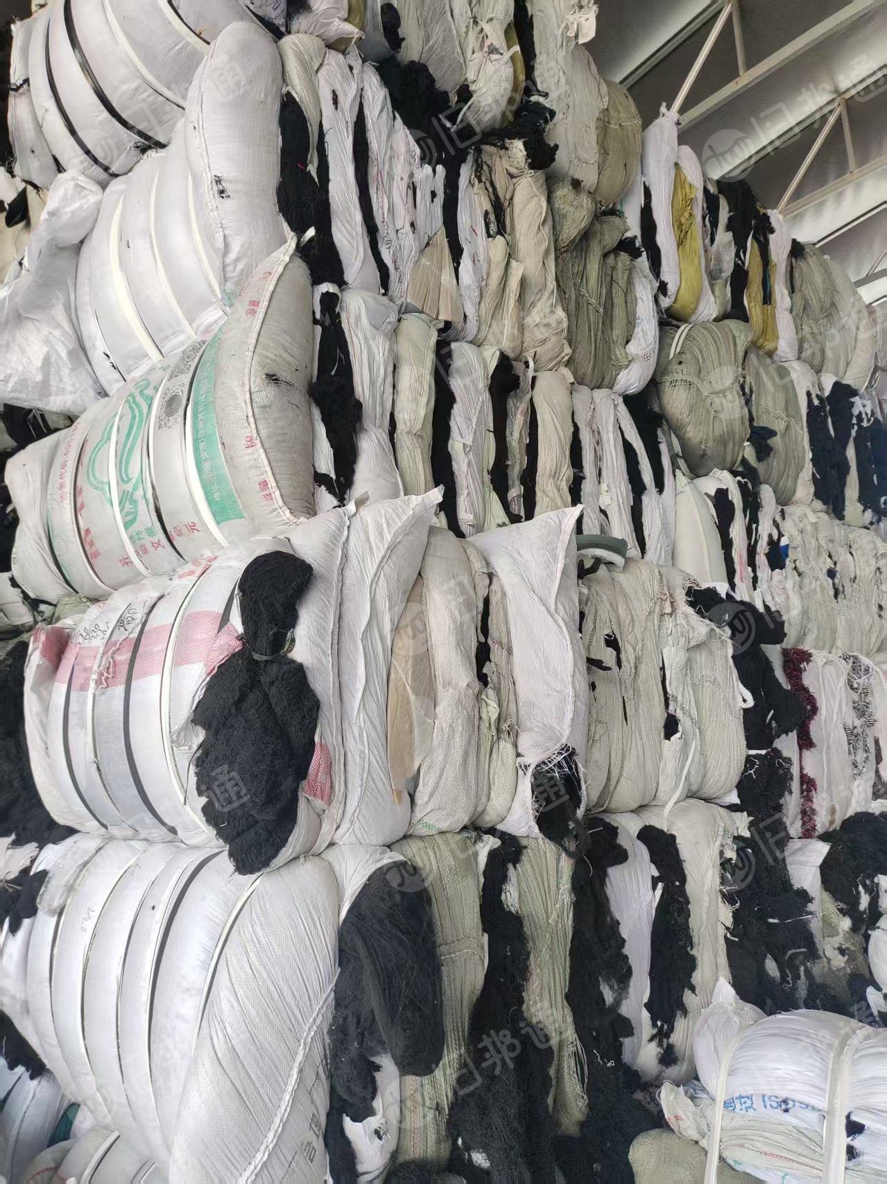 长期出售布边料，弹丝料，袜子料，含丙纶的，黑色和白色好几种，可开花用，现货三百吨，在浙江绍兴