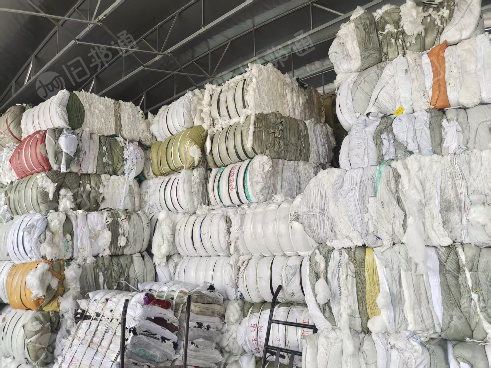 长期出售布边料，弹丝料，袜子料，含丙纶的，黑色和白色好几种，可开花用，现货三百吨，在浙江绍兴