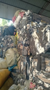 长期出售涤纶废布，绒布边角料，现货有百十吨，货在河南新乡