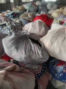 长期出售旧衣服黑料，下脚料，燃烧料，月供20-30吨，货在湖南岳阳