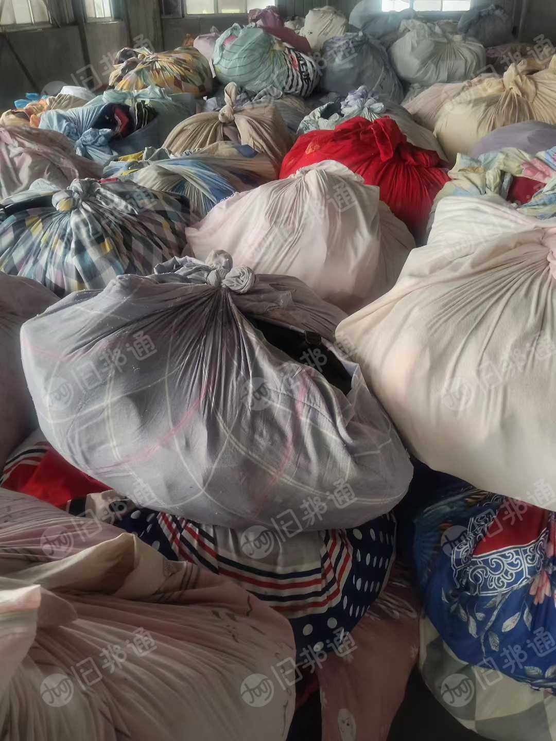 长期出售旧衣服黑料，下脚料，燃烧料，月供20-30吨，货在湖南岳阳