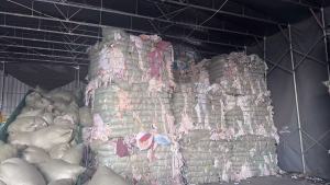 长期出售夹丝棉，做男装挡风裤下来的，有浅色杂色，浅色现在有一车13米，货在浙江金华义乌