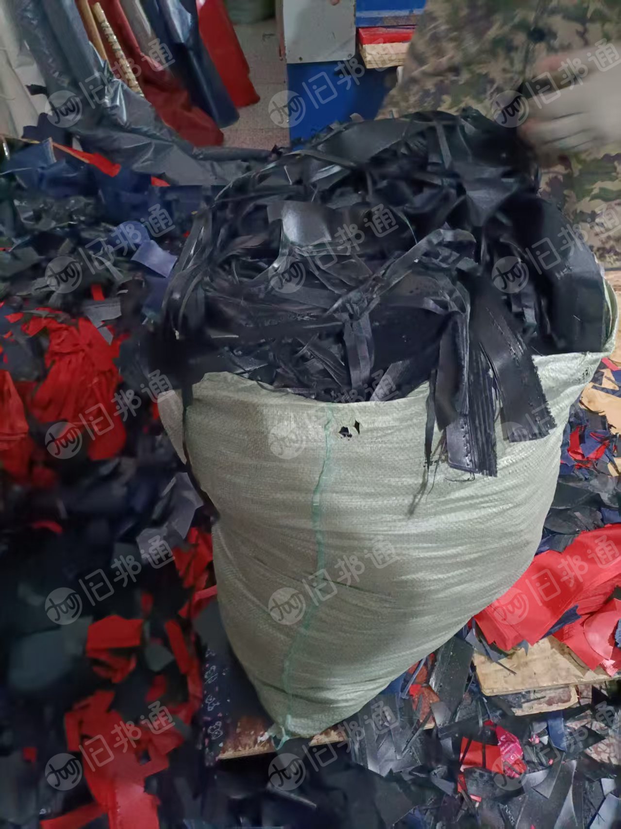 出售PVC箱包革，书包皮革料，现货200吨，月供50吨