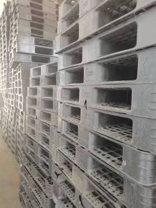 出售国产黑色pp托盘破碎料，干粉料，月供200吨