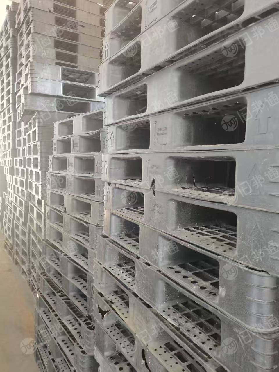 出售国产黑色pp托盘破碎料，干粉料，月供200吨