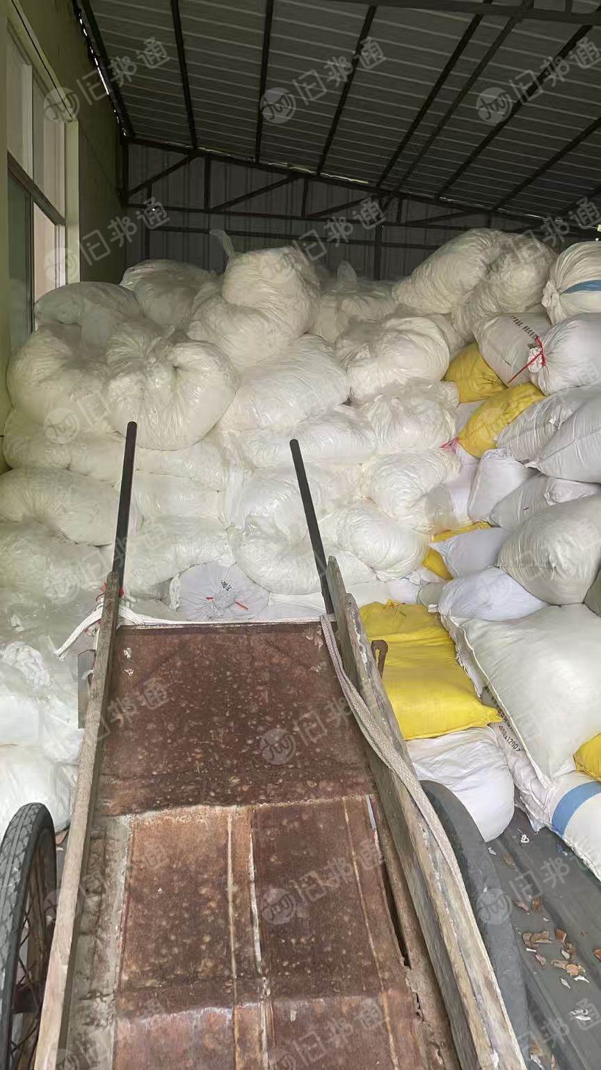 长期出售白色的涤锦边角料，毛巾边角料，涤锦废布，锦纶含量13，现货五六吨