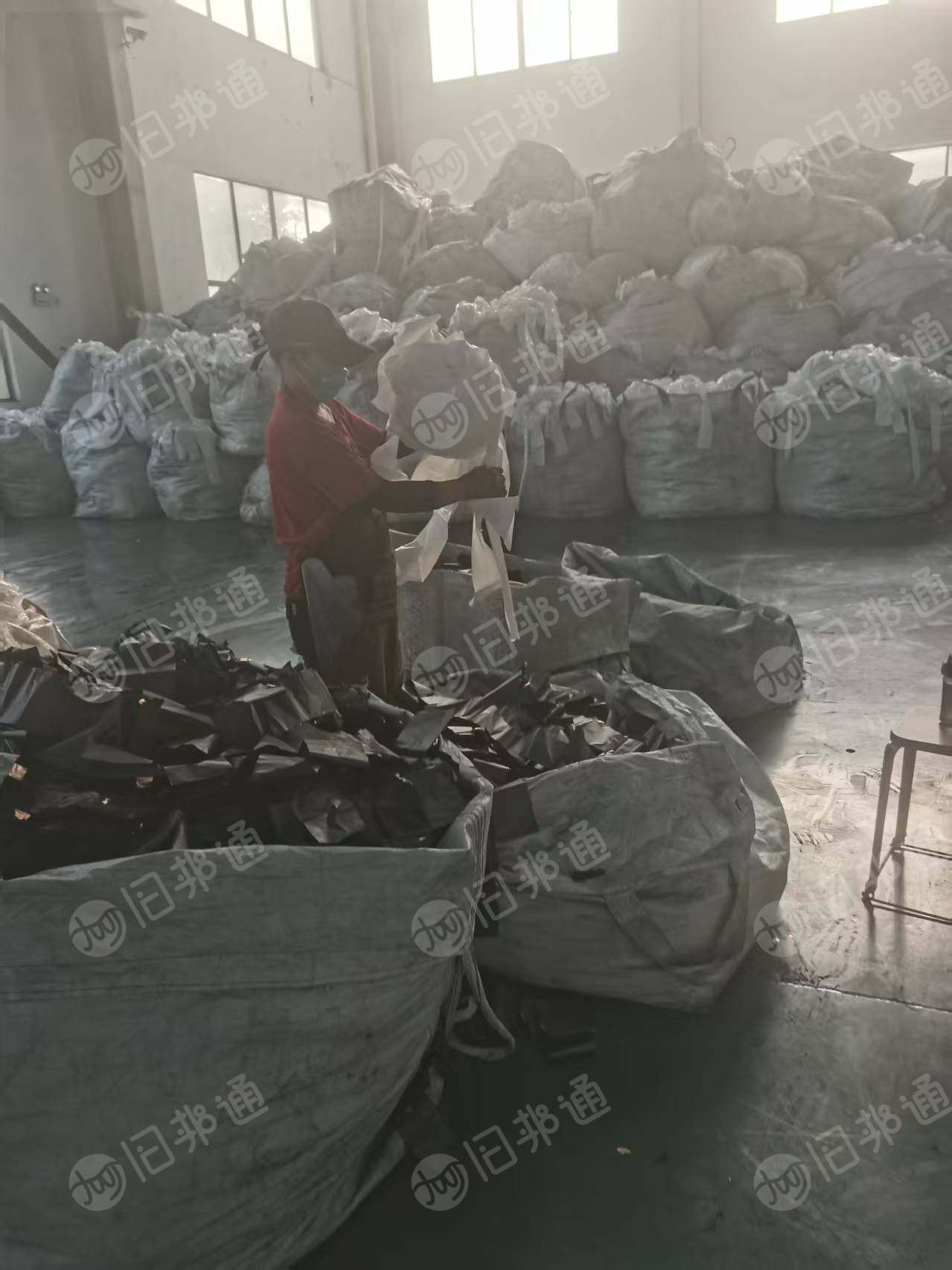 出售拆解下来的低压pe隔离膜,单面带涂层的,月供30吨左右