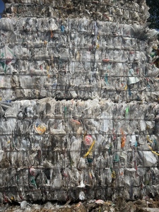 出售餐盒压块，掺有一些奶茶杯，现货7吨多