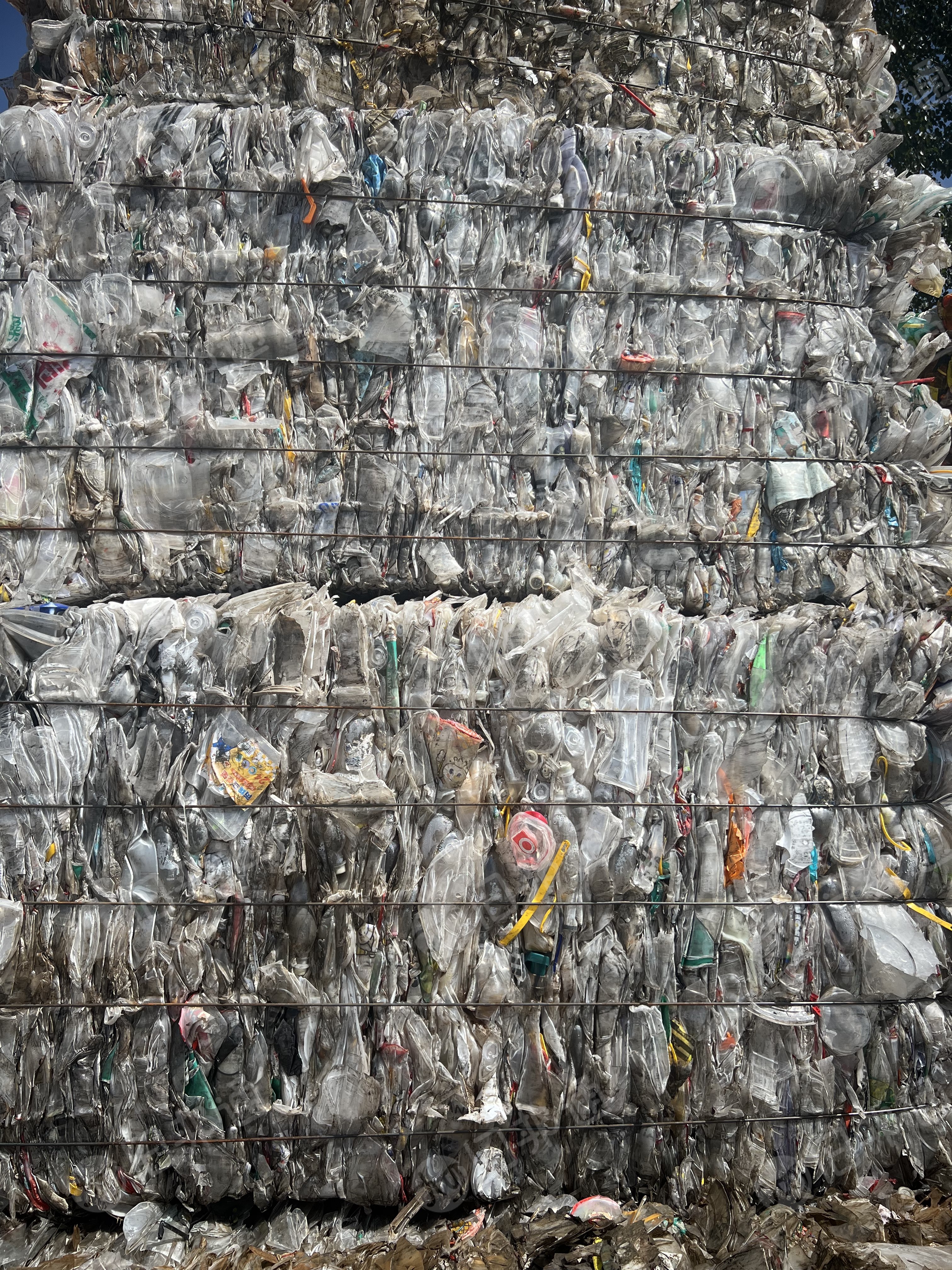 出售餐盒压块，掺有一些奶茶杯，现货7吨多