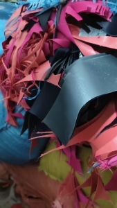 长期出售箱包皮革边角料，PVC皮革边角料，现货有13米一车，货在湖南邵阳