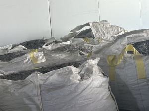 出售PVC吸塑片破碎料，黑色吸塑盒毛料，全漂的，月供100吨