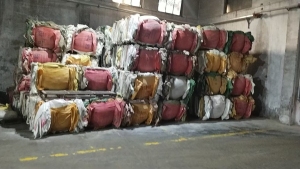 出售干造编织袋毛料,月供200吨