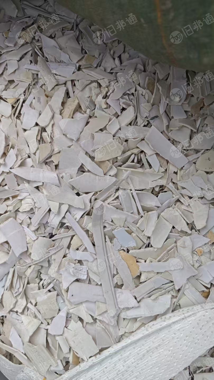 出售硬质PVC大小管破碎料，小管比例50到60左右，现货十几吨