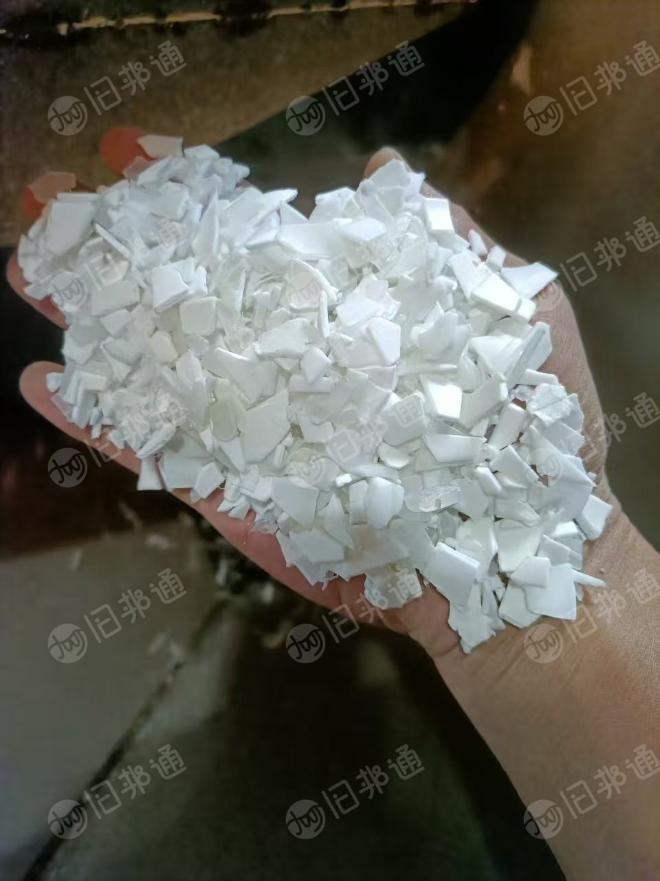 长期出售pp美缝胶管破碎料，白色的，现货60吨左右