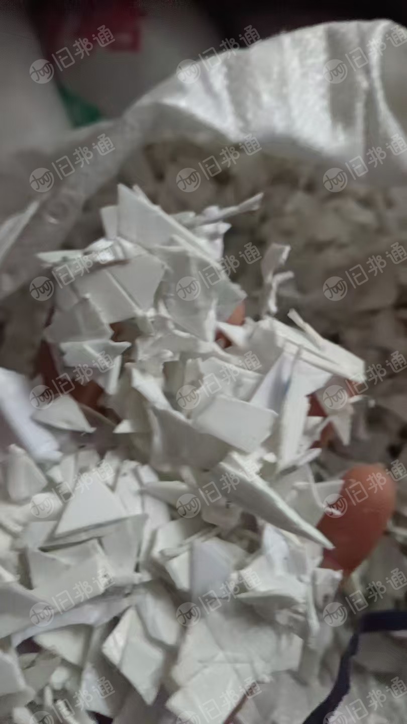 长期出售无字涂料桶破碎料，白色全漂，无水无杂，现货30吨左右，花色，含水3/4葛，现货6.8一车