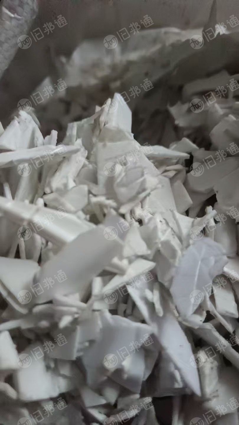 长期出售无字涂料桶破碎料，白色全漂，无水无杂，现货30吨左右，花色，含水3/4葛，现货6.8一车