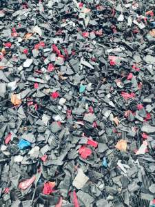 出售阻燃PC破碎料，不带胶不带涂层，少量商标纸，冲击19个