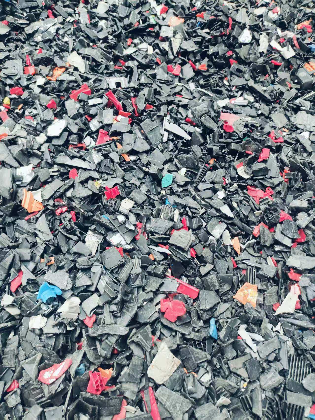 出售阻燃PC破碎料，不带胶不带涂层，少量商标纸，冲击19个