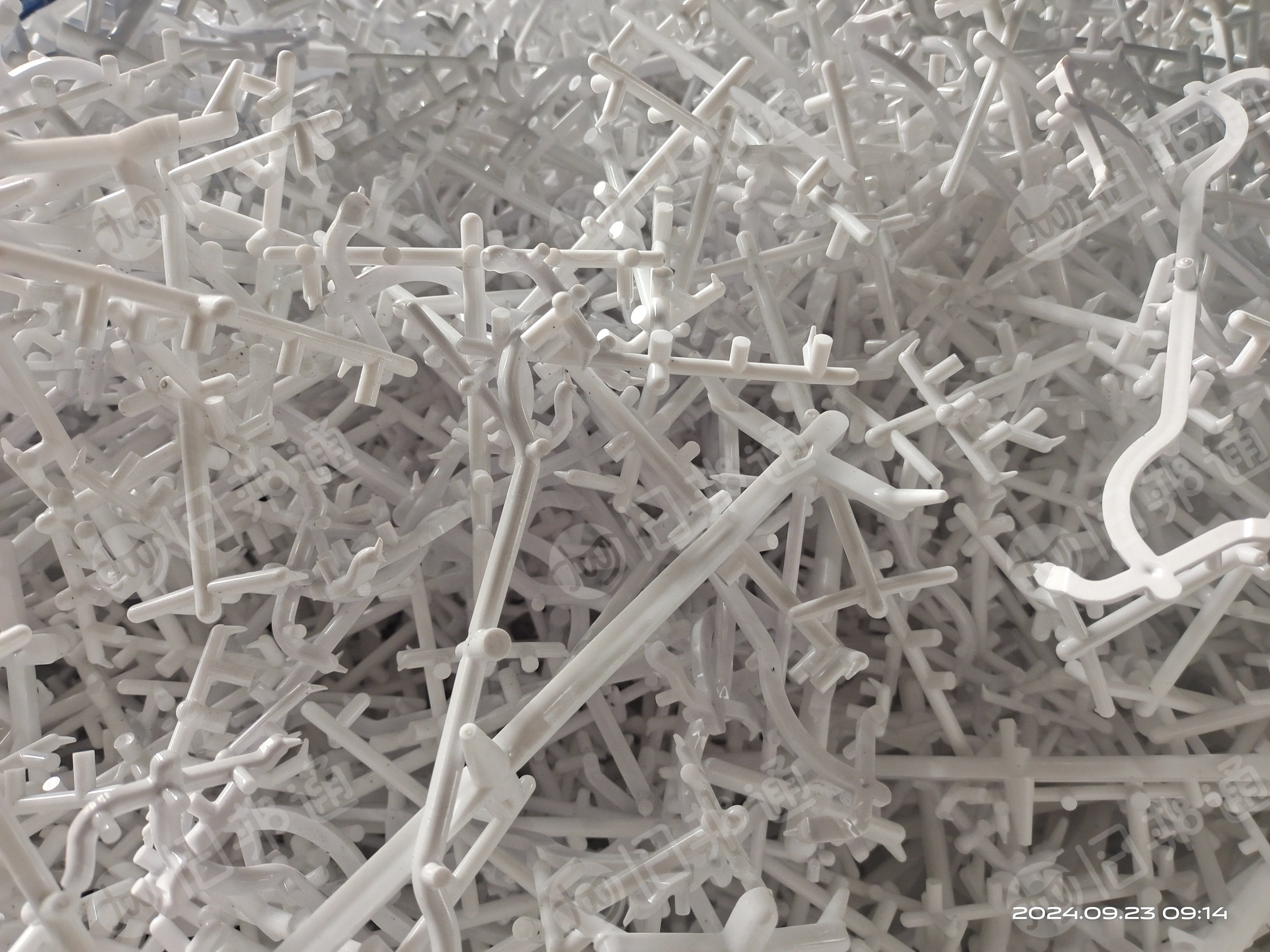 出售PC料头，PC水口料，白色红色透明都有