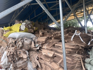 出售涤纶废布，上面有带油漆的字，现货15吨左右