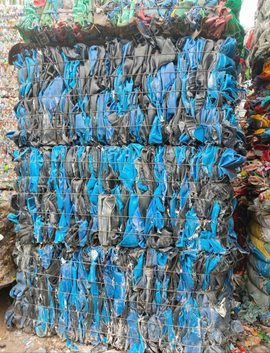 出售蓝桶压块，黑色蓝色打包一起的，长期有货