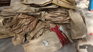 出售废旧牛皮纸袋，每个月五六吨