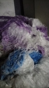 长期出售织布厂下来的涤纶废丝,涤纶干丝,DTY跟FDY混在一起卖,有彩色跟白色两种