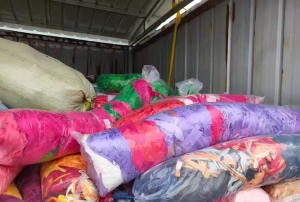 出售染厂下来的涤纶织带，涤纶废料，月供20吨，货在山东潍坊