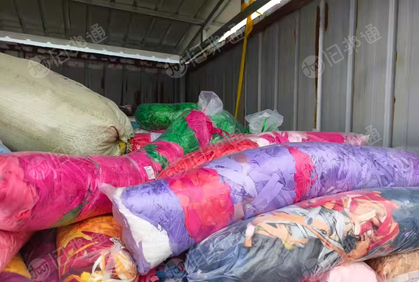 出售染厂下来的涤纶织带，涤纶废料，月供20吨，货在山东潍坊
