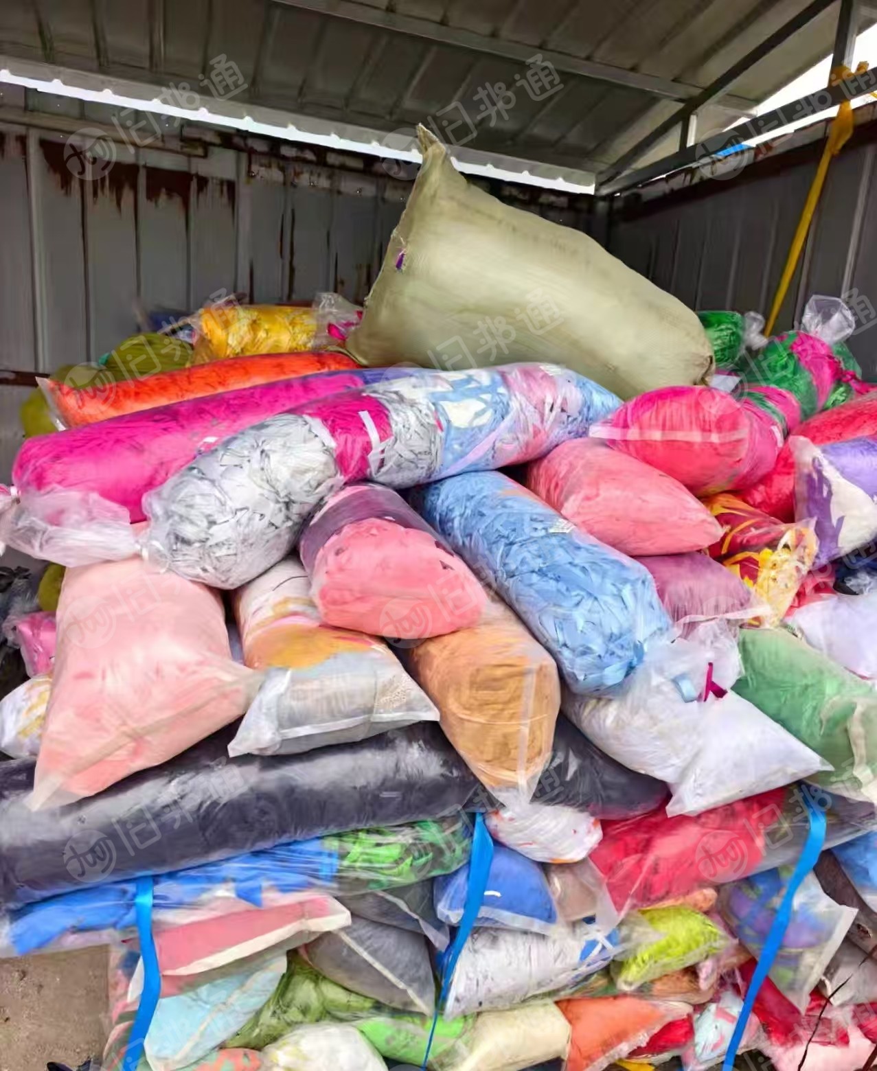出售染厂下来的涤纶织带，涤纶废料，月供20吨，货在山东潍坊