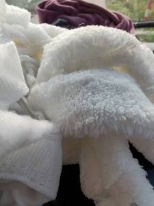 长期出售白色涤纶废布，毛毯边料，现货有六七吨，货在江苏苏州