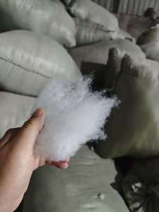 出售睡衣撕下来的丝棉，丝棉下脚料，现货有2吨左右，货在安徽阜阳