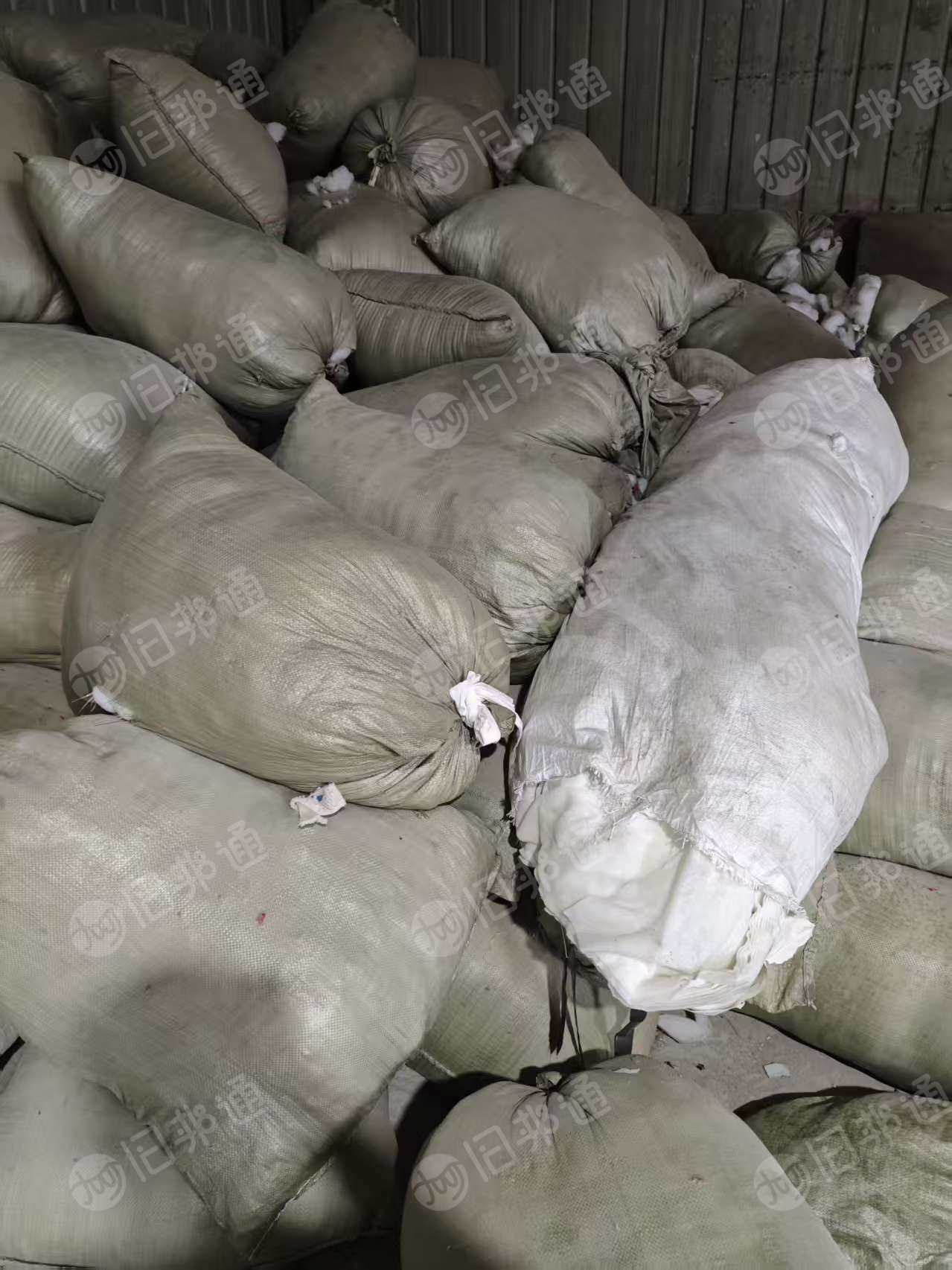 出售睡衣撕下来的丝棉，丝棉下脚料，现货有2吨左右，货在安徽阜阳
