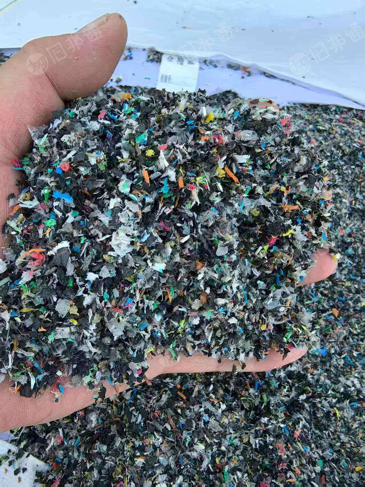 出售PP/PE混合料，全漂，过六道清水池，有一点高温胶，主要是从废旧铜线上下来的，现货一挂车