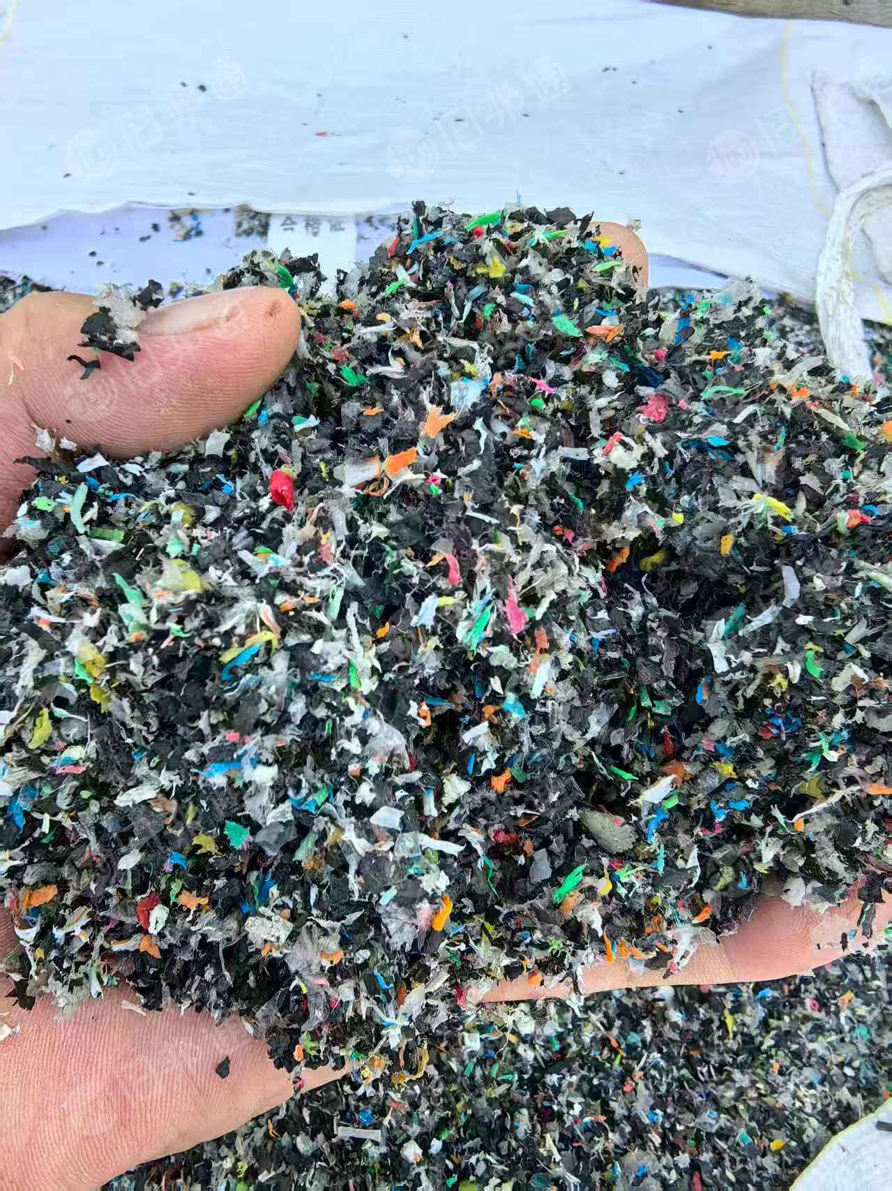 出售PP/PE混合料，全漂，过六道清水池，有一点高温胶，主要是从废旧铜线上下来的，现货一挂车