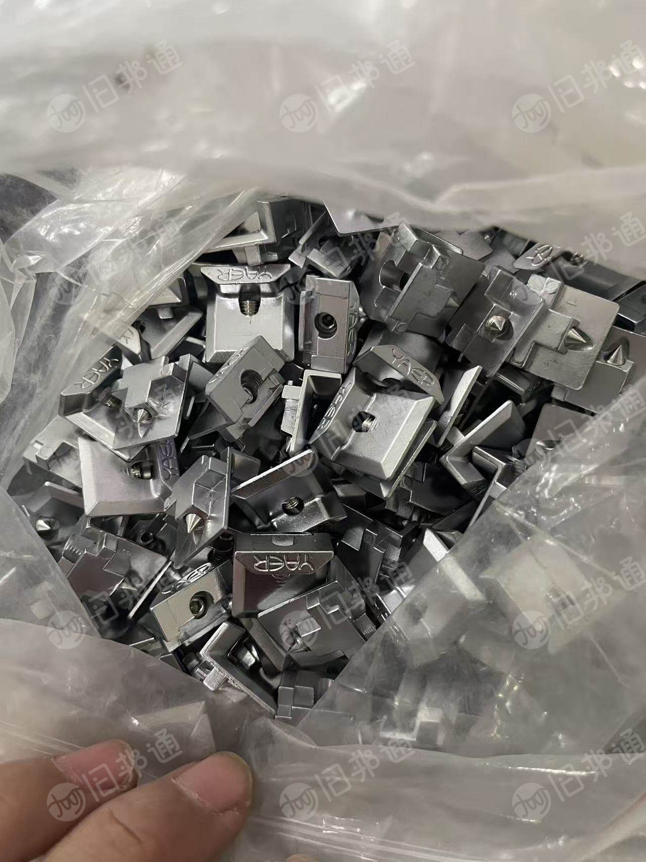 出售门窗上的锁点和执手，都是新的，有几百个，长期有货