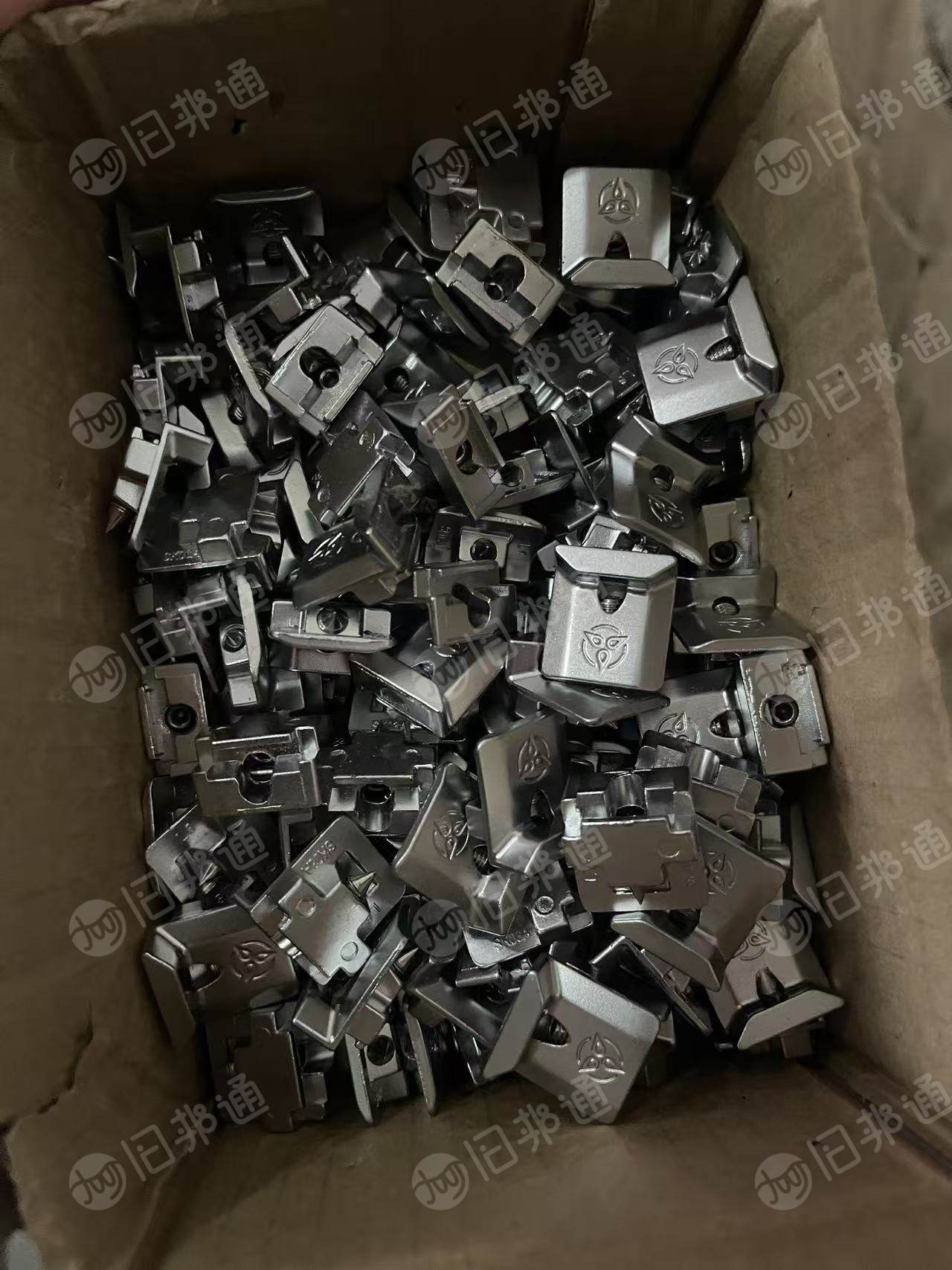 出售门窗上的锁点和执手，都是新的，有几百个，长期有货