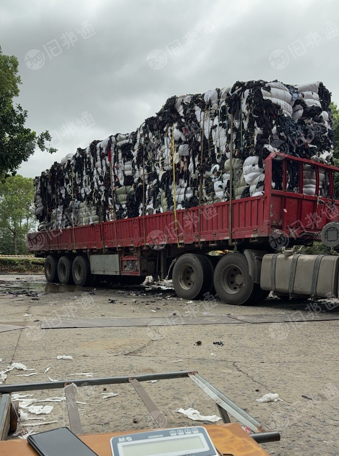 长期出售废纺料,废布料,黑料,下脚料,燃烧料,都是废布,一天有30吨,货在浙江嘉兴