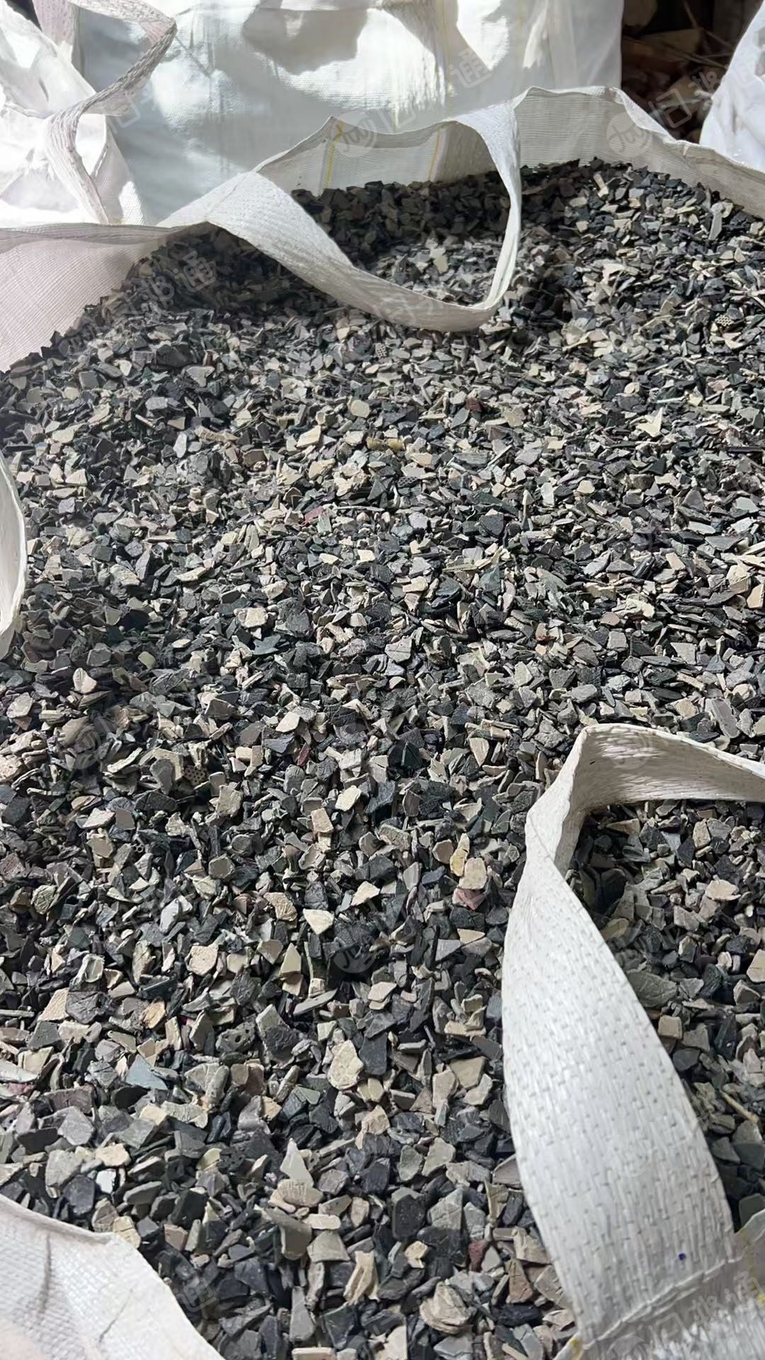 高价回收汽车纯内饰破碎料和压块