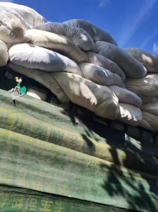 长期出售旧衣服大白，黑料，大白一个半月有20吨，黑料月供2车9米6，厂在山东威海