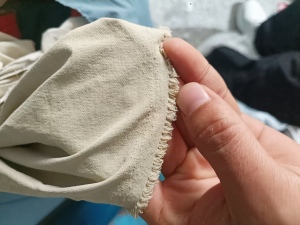 出售尼龙废布，锦纶废布，大布块，含氨纶5%左右，现货有20吨，货在江苏苏州