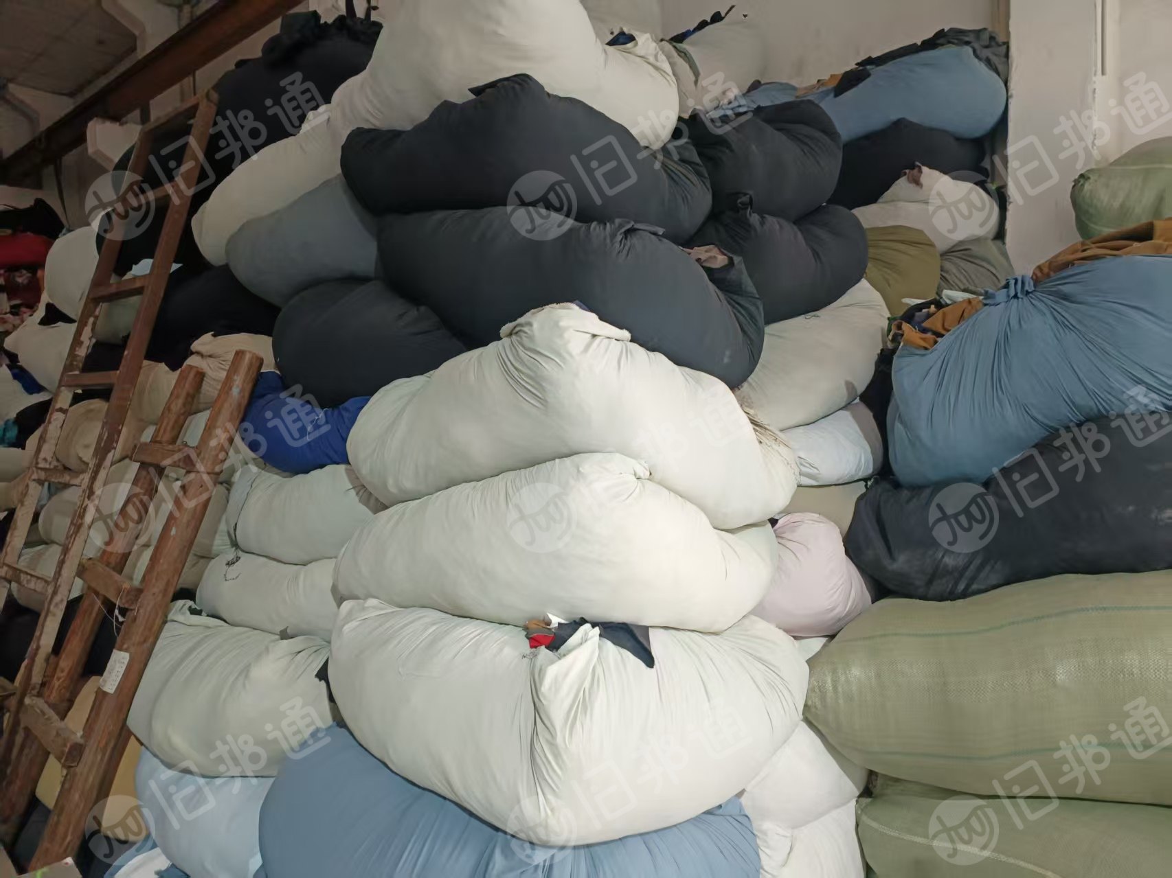 出售尼龙废布，锦纶废布，大布块，含氨纶5%左右，现货有20吨，货在江苏苏州