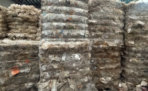 大量回收PET吸塑盒打包压块料